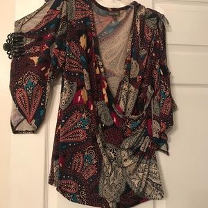 Beautiful paisley top w/slit sleeves